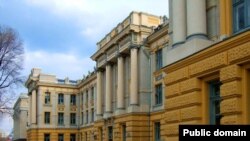 Уже несколько лет по соглашению с Министерством образования России шанс выехать на обучение ежегодно получают в среднем до ста человек