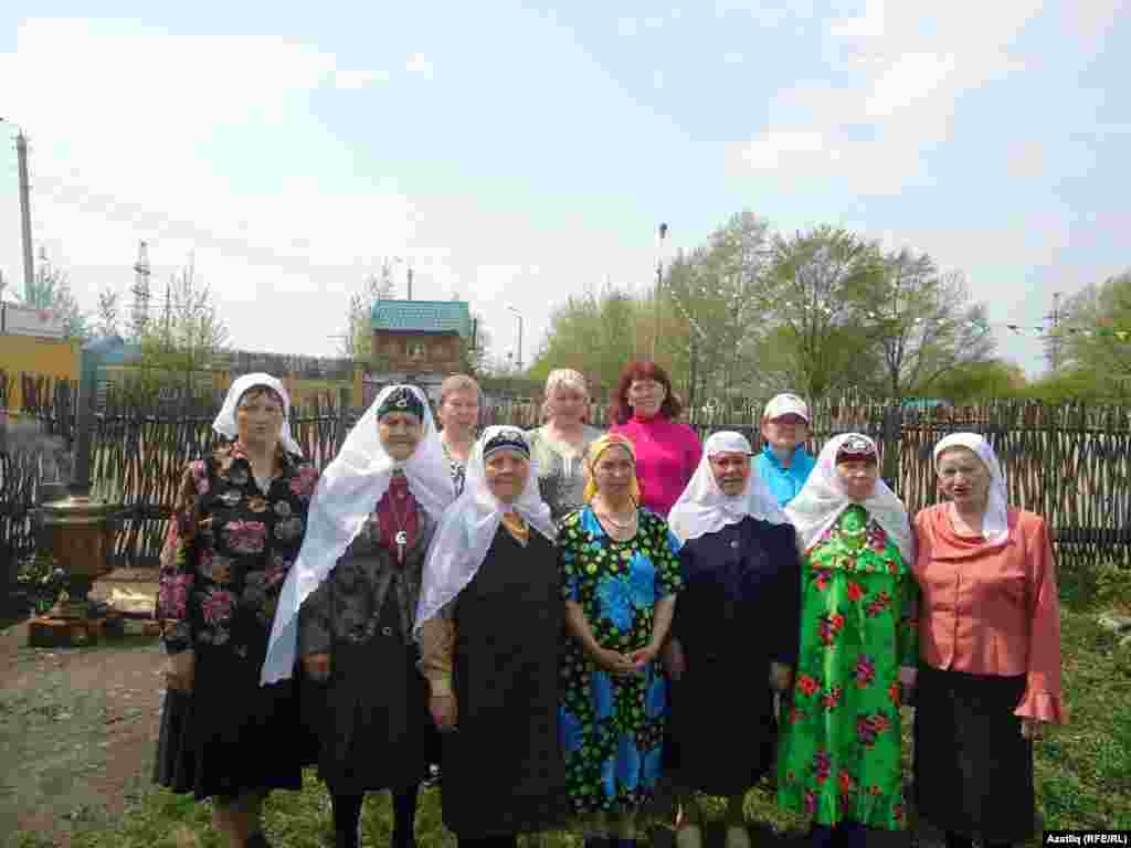 Татар апалары кунакларны паркта каршы ала