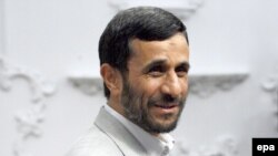 به گفته کارشناسان مسائل ایران، محمود احمدی نژاد تاکنون اقدامات نامتعارف زیادی انجام داده است که تصمیم اخیر وی آخرین آن به شمار می رود.