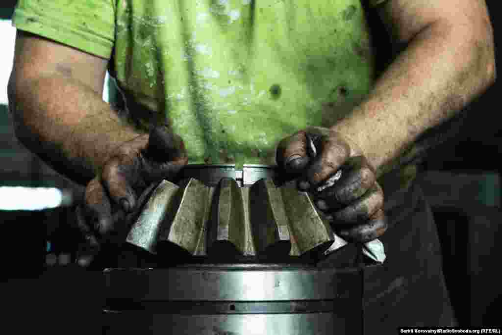 В ремонтному цеху працівники відновлюють поламані механізми та машини