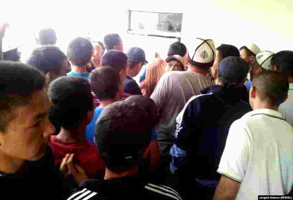 Жаке-Өрүктүн тургундары айланма жол салып, чырга себепкер тажик жарандарын жоопко тартууну талап кылууда.