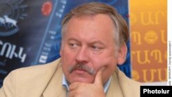 Заместитель председателя комитета Госдумы России по делам СНГ Константин Затулин на пресс-конференции в Ереване, 2 июля 2010 г.