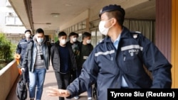 Гонконг шаарындагы демократиячыл саясатчы Лестер Шум коопсуздук кызматкерлери тарабынан камакка алынууда. 2021-жылдын 6-январы.