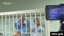 Өмүрбек Текебаев менен Дүйшөнкул Чотонов сот залында.
