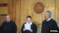 اين پژوهش نشان می دهد که تنها قضات هستند که گريستن متهمان و مظلومان در يک پروسه قضایی، بر آنها و حکمشان بی تاثير بوده است.