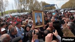 Армения - Процессия родственников убитого солдата Люкса Степаняна направляется в Ереван, 18 мая 2013 г. 