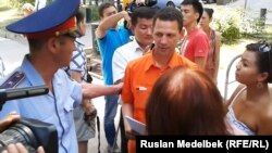 Франция елшілігінің алдына хат тапсыруға келген қоғамдық белсенділер. Алматы, 1 тамыз 2013 жыл.  Көрнекі сурет