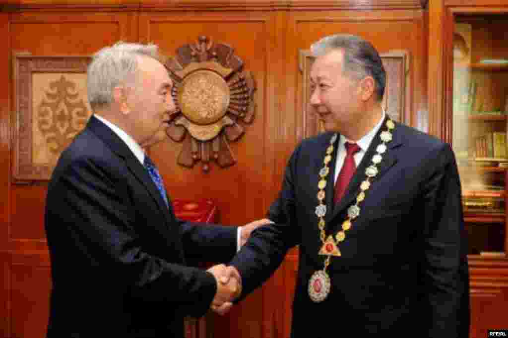 Аземге ардактуу конок катары Казакстандын Президенти Нурсултан Назарбаев катышып, К. Бакиевди куттуктап сөз сүйлөдү.  - Kyrgyzstan - Presidential Inauguration ceremony in Bishkek. 02Aug2009