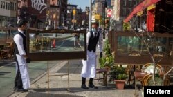 ԱՄՆ - Հակահամաճարակային միջոցառումներ Նյու Յորքի բացօթյա ռեստորաններից մեկում, 25-ը հունիսի, 2020թ.