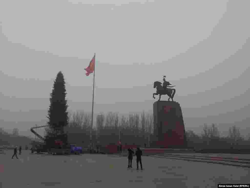 На площади Ала-Тоо