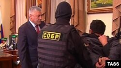 Orxan Zeynalovu qolubağlı nazir Vladimir Kolokoltsevin qarşısına çıxarıblar