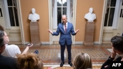 АКШ Сенатында көпчүлүктү түзгөн республикачылардын лидери добуш берүүдөн кийин журналисттерге маалымат берүүдө. 2025-жылдын 10-ноябры, Вашингтон 