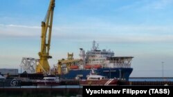 Судно-трубоукладчик "Академик Черский" в порту Мукран, 30 мая 2020 (архив)