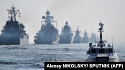 شماری از کشتی‌های جنگی روسیه در خلال مراسم رژه ناوگان دریایی روسیه در تابستان ۹۸
