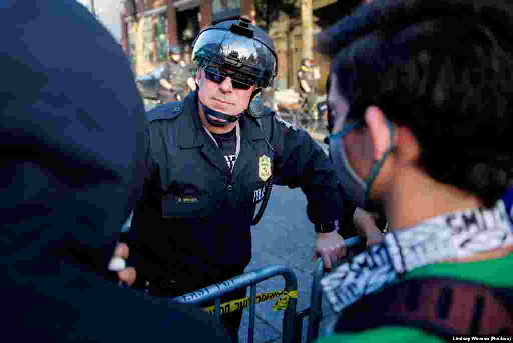 Капітан поліції східного округу міста Сіетл Брайан Ґренон слухає протестувальників, які зупинилися біля поліцейського відділку під час демонстрації проти жорстокості поліції і вимогами справедливості щодо смерті Джорджа Флойда. Сіетл, штат Вашингтон. 1 червня 2020 року (Фото REUTERS/Lindsey Wasson)