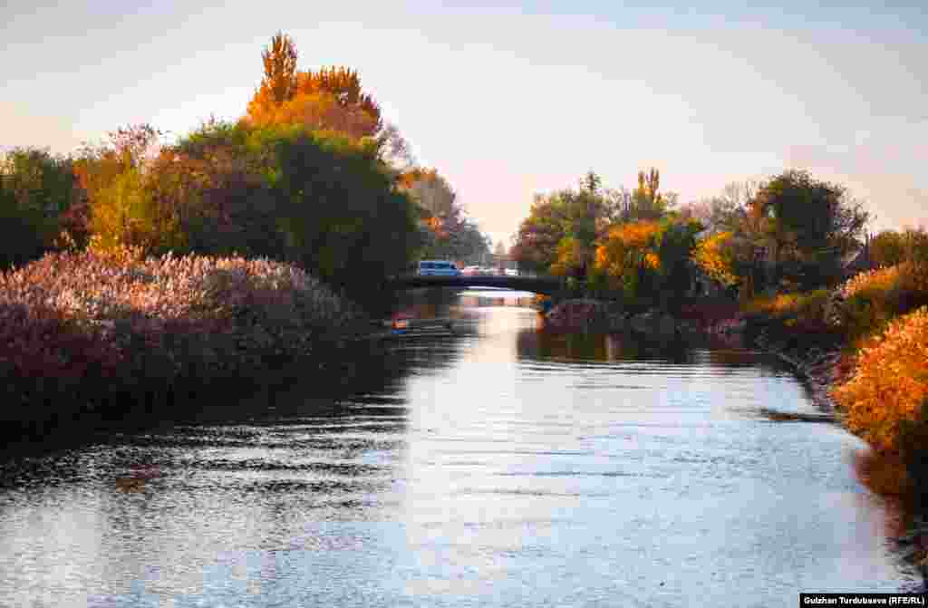 Чоң Чүй каналы. Өткөн кылымдын 1930-жылдары курулган бул каналдын суусу Кыргызстандын жана Казакстандын талааларын сугарууга жумшалат.&nbsp;