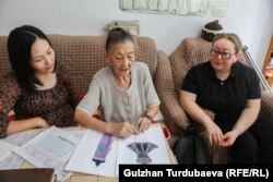 Базарбю Садабаева проводит занятие с ученицами - Миргуль Болоталиевой и Каныкей Мараимовой.