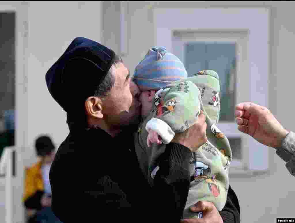 Ижау Җәмигъ мәчетендә бәйрәм белән котлашалар. Фотолар Вконтакте битеннән. 