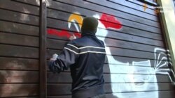 Молодики у балаклавах напали на будинок Добкіна та міськраду Харкова