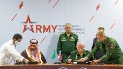 Заступник міністра оборони Королівства Саудівської Аравії принц Халед Бен Салман і міністр оборони Росії Сергій Шойгу під час підписання документів на Міжнародному військово-технічному форумі «Армія-2021»