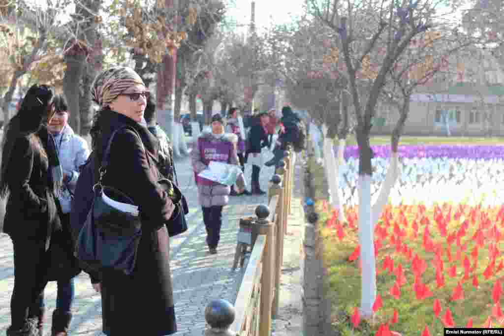  9 тысяч 800 красных флагов символизируют женщин и девочек, которые  пережили похищение для вступления в брак против их воли