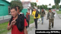 Китайские рабочие в Беларуси совершают пеший марш протеста из города Добруш в город Гомель.  2 июля 2015 года.