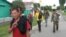 Китайские рабочие в Беларуси совершают пеший марш протеста из города Добруш в город Гомель.  2 июля 2015 года.