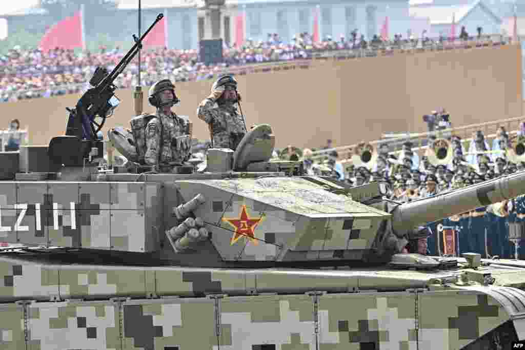 Перед высокопоставленными лицами промаршировало огромное количество военной техники и тяжелого вооружения, а среди техники плотными рядами маршировали тысячи солдат в безупречной форме.