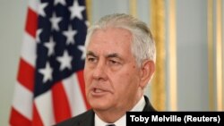 تیلرسون گفت تمام مسوولیت‌هایش را به نفر دوم وزارت خارجه محول کرده و خودش نیز اواخر ماه مارس به طور رسمی از سمتش کنار می‌رود.