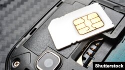 Illýustrasiýa suraty. Mobil operatory tarapyndan täze kod bilen başlanýan telefon belgileriniň işe girizilmegi, Türkmenistanda soňky aýlarda ýitileşýän SIM kart gytçylygynyň yz ýanyna gabat gelýär.