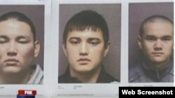 «Көлік дөңгелегін ұрлады» деген күдікпен ұсталған қазақстандық үш студент -   17 жастағы Темірлан Қантай, 19 жастағы Ержігіт Серікбай және 22 жастағы Нұрбол Таңатов. АҚШ, Хьюстон, 21 наурыз 2012 жыл. (Fox 26 телеарнасы видеосынан алынған скриншот).