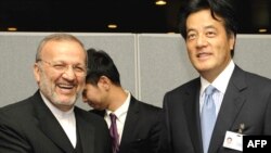 کاتسویا اوکادا (راست) وزیر خارجه ژاپن در دیدار با منوچهر متکی