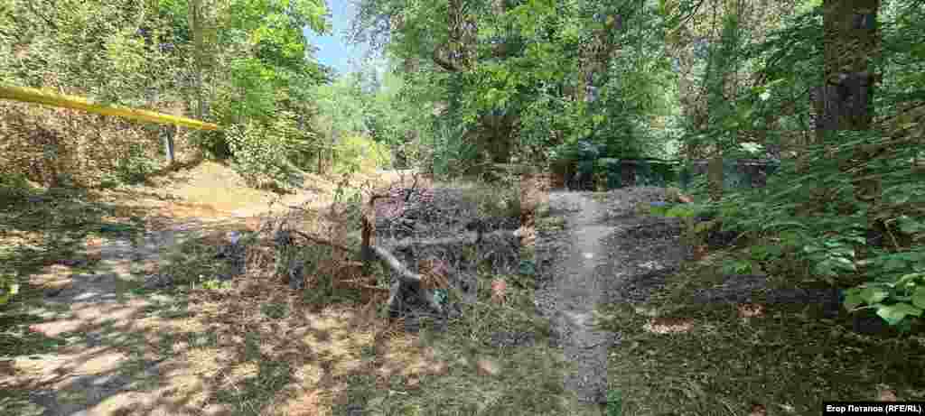 Рухаючись цією стежкою, важко уявити, що ти перебуваєш практично за крок до центру кримської столиці