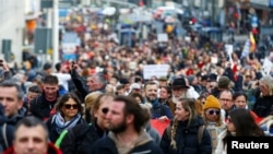 Гессен жергесиндеги Кассел шаарында өкмөттүн карантин чараларына каршы ири нааразылык жыйыны өттү. Германия. 2021-жылдын 20-марты.