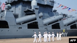 Қытай портында тұрған Ресей кемесі.  23 сәуір 2012 жыл.