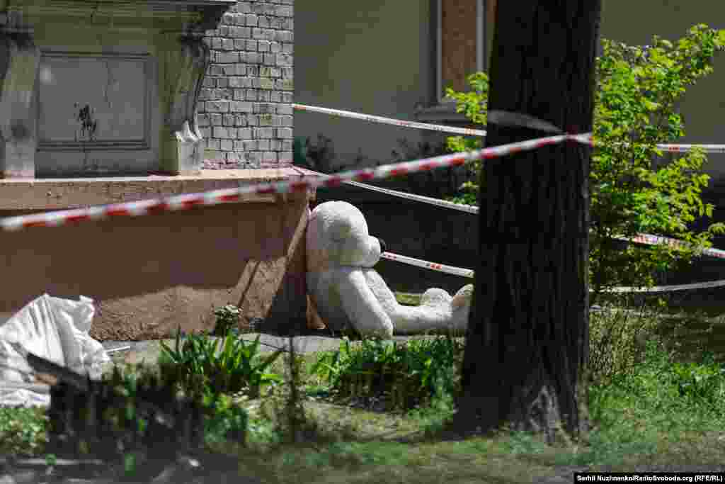 Покинута іграшка біля одного з пошкоджених будинків 