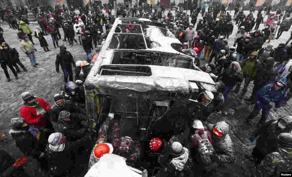 Киев үзәгендәге бәрелешләр 19 гыйнварда халык җыеныннан соң башланды.