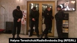 Співробітники приватної структури охороняють організований ЛГБТ-спільнотою «Фестиваль рівності», Львів, 19 березня 2016 року