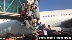 Աֆղանստանցիները փորձում են մտնել օդանավ՝ երկիրը լքելու համար, Քաբուլի օդանավակայան, 16-ը օգոստոսի, 2021թ.