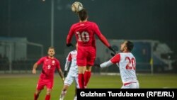 Бозӣ миёни дастаҳои футболи Тоҷикистон ва Қирғизистон. Ноябри 2019. Акс аз бойгонӣ