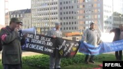 Брюсселдаги тадбир иштирокчилари "Андижон қатлиоми унутилмасин!"¸ деган шиор кўтариб чиқдилар.