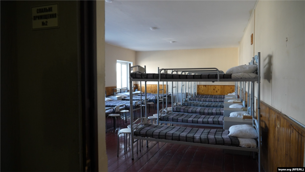 Таких житлових кімнат на кожному поверсі кілька. На цьому ж поверсі є кухня, кімната для відпочинку та душ із бойлером