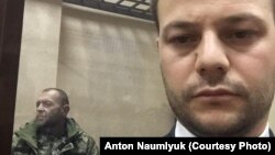 Заарештований мічман «Яни Капу» Юрій Будзило (ліворуч) і його адвокат Айдер Азаматов у залі суду, 27 січня 2018 року