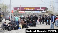 Граждане собрались недалеко от границы с Кыргызстаном. Март 2020 года. 