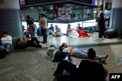 Пассажиры готовятся провести ночь на станции Аточа – это крупнейший железнодорожный узел Мадрида