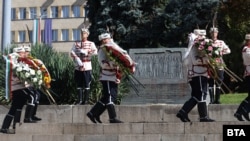 Гвардейци поднасят венци на Паметника на Независимостта в София, 22 септември 2025 г.