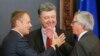 Еврокеңештин президенти Дональд Туск, украин президенти Петро Порошенко жана Еврокомиссиянын президенти Жан Клод Юнкер. Киев, 27-апрель, 2015-жыл.