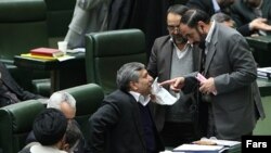 مجید نامجو (وسط) وزیر نیرو، که به عنوان سرپرست وزارت حاصل از ادغام وزارتخانه‌های نیرو و نفت معرفی شده است