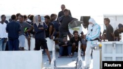 Италия кабыл алуудан баш тартып жаткан  мигранттар. 22-август, 2018-жыл. 