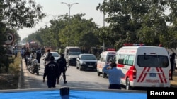 Исламбаддагы жардыруу болгон сот имаратынын айланасына топтолгон "Тез жардам" автоунаасы.